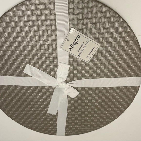 NWT Allegro Faux Leather Hard Backed Round Placemat Set/4 15” Rd - Silver - Picture 2 of 6